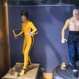 Le sue due statue in scala 1 a 6 di Bruce Lee: nella prima il maestro di arti marziali indossa la sua iconica tenuta gialla e brandisce la tradizionale arma "nunchaku", nella seconda invece veste solo un pantalone blu ed � a petto nudo